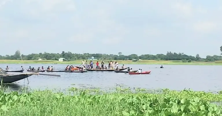 ফায়ার সার্ভিস ও স্থানীয়রা নদীতে সন্ধান চালাচ্ছে